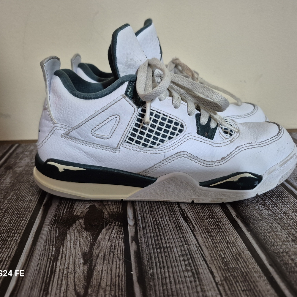 Nike Jordan 4 retro ps kids youth size 2Y. white and green